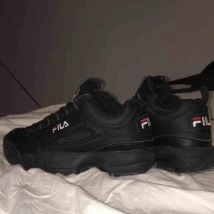  - Ett par svarta fila skor använt ett fåtal gånger men i bra skick,ordinarie pris 1100kr