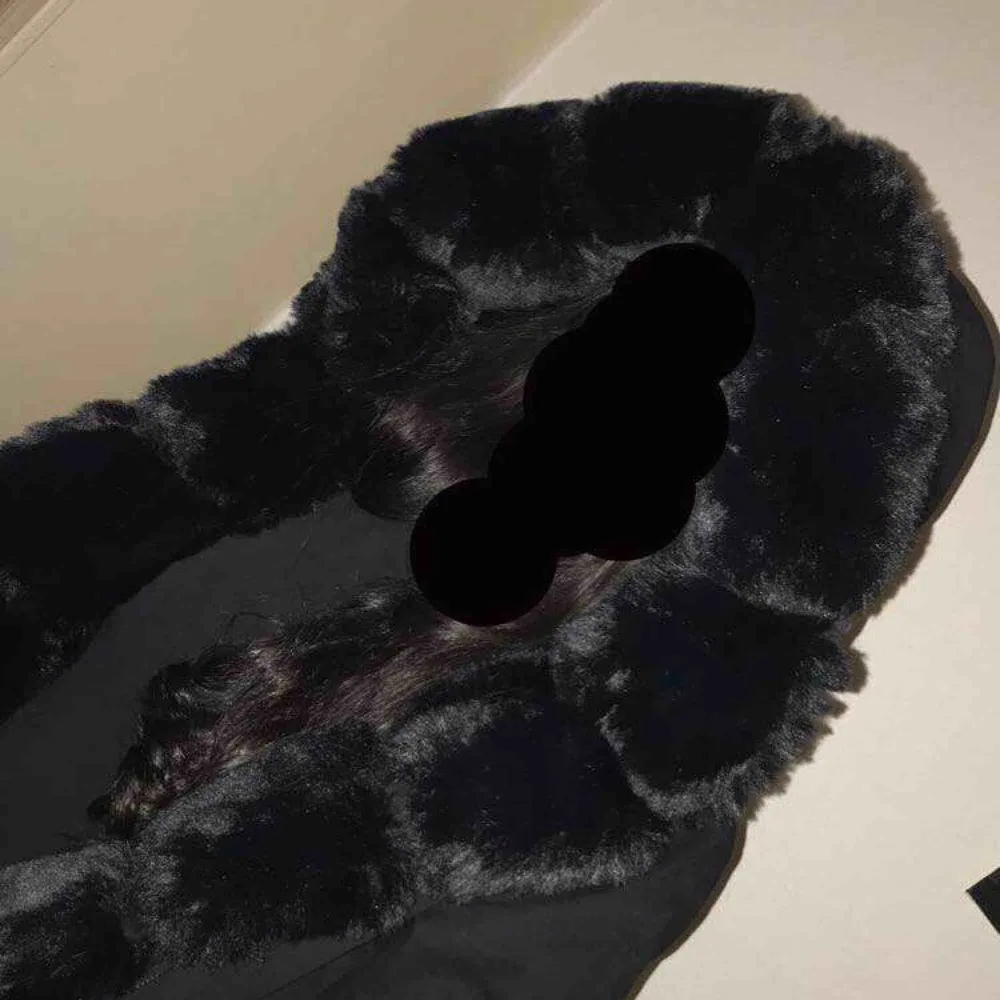 Helt ny faux fur parka jacka nypris 2800 säljer för 1400 frakten står jag för!. Jackor.