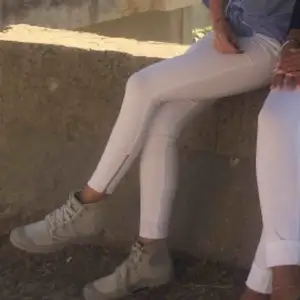 Vita mjuka jeans från H&m i storlek 34, använda 3ggr mycketfint skick!
