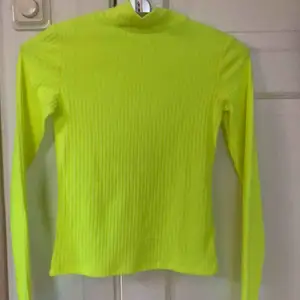 Jag säljer en långärmad tröja som har en stark färg av gul neon. Köptes för cirka 1 år sedan men aldrig använt. Säljer nu för 70kr. 