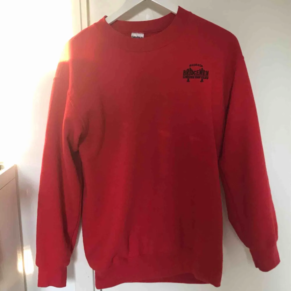 Jättefin röd tröja i bra skick köpt på en secondhand affär i New York, aldrig använd för min del. Frakt +40. Tröjor & Koftor.
