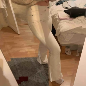  - Vita bootcut jeans från Dr. Denim Lite uppsydda passar bra på mig som är 164 Fint skick