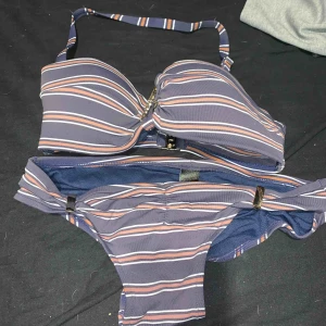  - Bikini sett från Cubus. Använda fåtal gånger.  Lite solblekta men inget man märker av, bandet över halsen går att ta bort!  50kr ink. Frakt