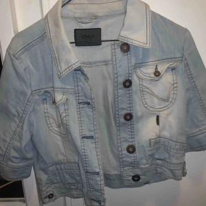  - Kort jeans jacka.  Storlek 38 men sitter som storlek 36