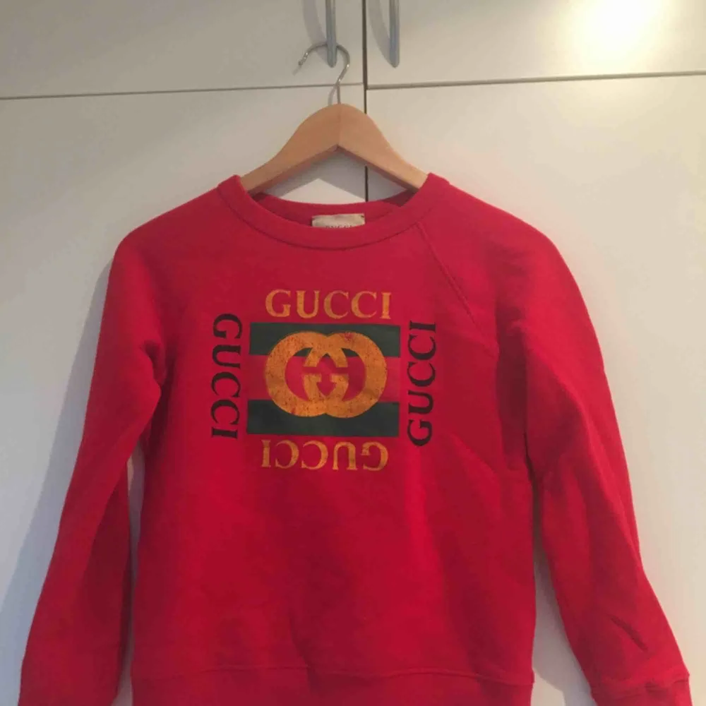 En superfin Gucci tröja i tjockt material, köpt på barnavdelningen på NK i Stockholm. Storlek 8, barnstorlek men passar mig som har XS. Nypris: 1200 kr. Tröjor & Koftor.