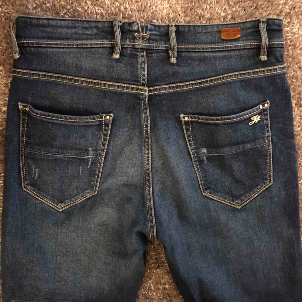 Jeans från JFour, Australia  Stl. 27 Nypris ca. 2500 kr Säljer för 300 kr(knappt använd, som ny)  📬Kan skickas mot fraktkostnad  . Jeans & Byxor.