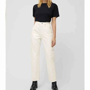  - Jättefina beiga jeans i fint skick i modellen Rowe från weekday! Svåra att få tag på då de ofta är slut! Går även att byta om du är äger ett par i storleken 26/32