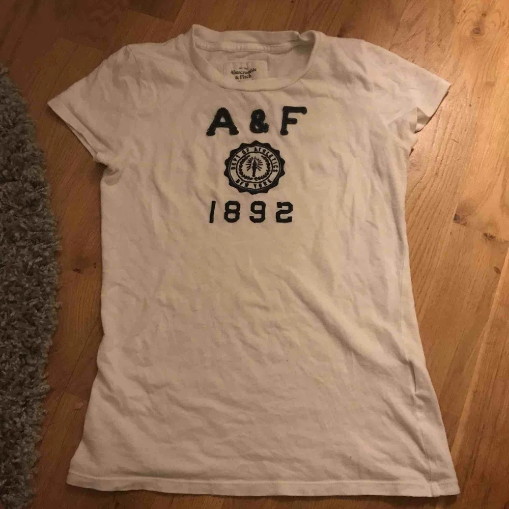 Abercrombie & Fitch tröja knappt använd för den är för liten för mig, jätte mjukt o skönt material  Köparen står för frakten!. T-shirts.