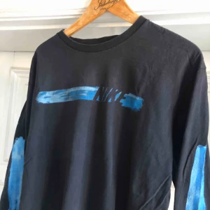  - Äldre långärmad tröja från Nike, snyggt urtvättad. Kan hämtas i Uppsala eller skickas mot fraktkostnad 