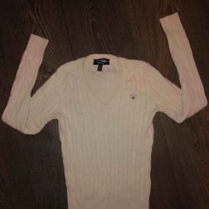  - En vit stickad Gant tröja, nästan helt oanvänd och är fin och skön på.