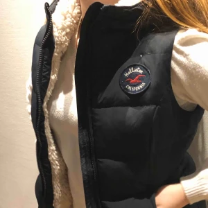  - En snygg väst i perfekt skick. Västen har foder både inuti och i luvan. Funkar året om. 