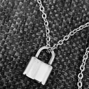  - Silvrigt Låskedjehalsband⚡Material:Alloy Märke: Mirrorday Frakt: 11:-