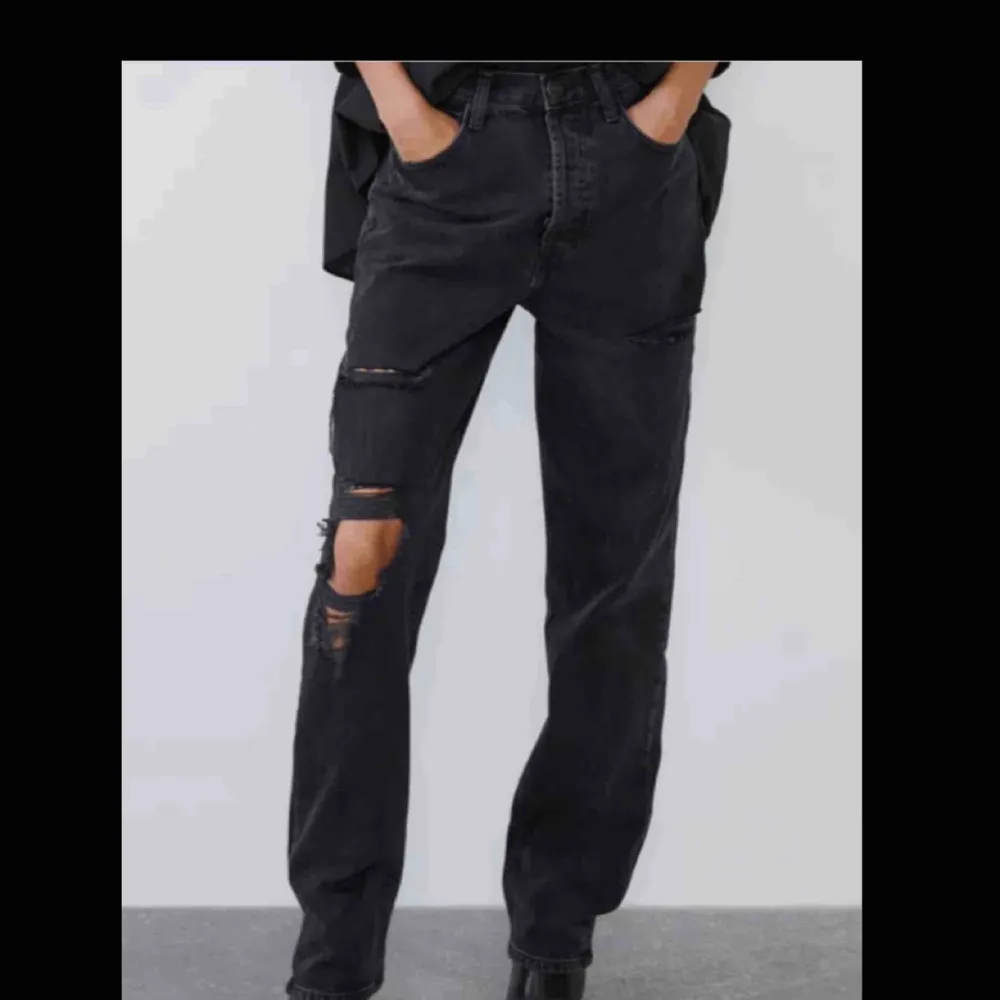 Svarta zara jeans med hål. Skriv för fler bilder eller andra frågor 💞. Jeans & Byxor.