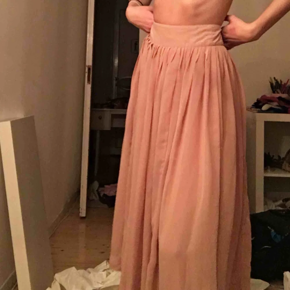 lång ljusrosa kjol från gina! säljer för den e för stor, annars jättefin😌💖. Kjolar.