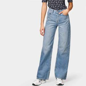 Säljer ett par vida jeans från junkyard. Köpa i somras men endast använda en gång. Benen är ca 2,5 cm uppsydda, men lätt att sprätta bort . Gratis frakt!