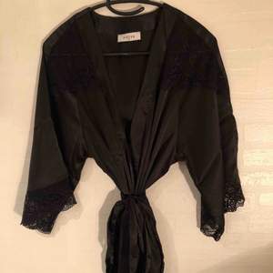 Jättefin kimono i storlek S/M som aldrig använts👌🏼 priset är inkl frakt och betalning via swish✨