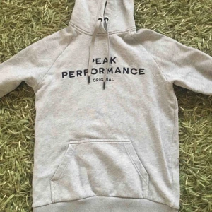  - Peak performance hoodie grå strlk m dam. Passar ungefär xs i man. Nypris 1100kr, bra skick säljes för att jag har växt ur den! Pris kan diskuteras vid köp