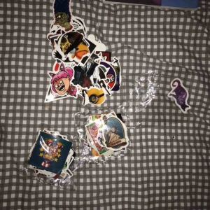  - Säljer random klistermärken. 1kr styck eller en påse för 25kr. Tror det är ca 30st i en påse men kan räkna för att vara säker