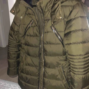  - Grön vinterjacka från ZARA- köptes för ca ett år sen. 