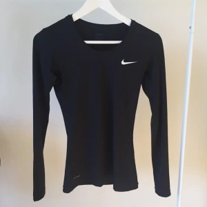  - Träningströja från Nike! Använd endast en gång så den är fortfarande i nyskick. Frakt 35kr 