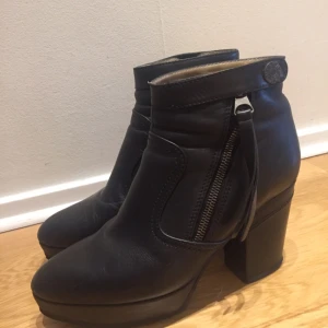  - Jättefina svarta Acne Track skor. Fint skick! Har dock ett märke i skinnet på insidan av ena klacken. Inget man ser eller tänker på då man har dem på sig. Supersnygga! Ev frakt betalas av köparen.