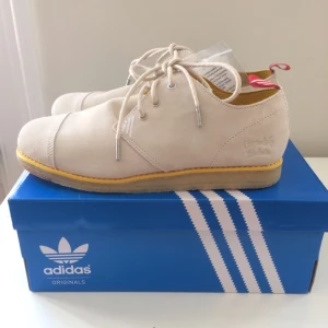  - Helt oanvända adidas i härlig mocka, modell BW Desert Chukka.
