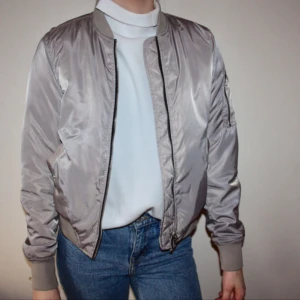  - Superfin bomberjacka från Pull & Bear. Storlek medium men liten i storleken, skulle säga att den är som en SMALL. Använd endast 2 gånger.   Frakt kostar 60kr. Kan mötas i Vallentuna, Täby C, Östermalmstorg eller Vällingby C :)