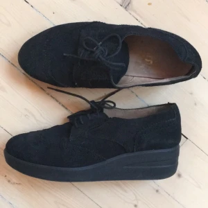  - Ett par sjyssta kilklacksdojjor i mocka. Lite för stora för mig så dom blir inte använda här. 