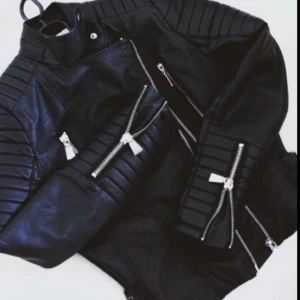  - http://www.chiquelle.se/klader-online/jackor-kavajer/moto-jacket-black

Ny skinnjacka. Svart från chiquelle! Kan frakta och skicka fler bilder. Kolla gärna hemsidan! Nypris 699kr 