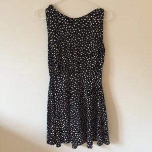  - Svart/vit prickig klänning. Strl medium, (36-38). Använd en gång. Liten dragkedja i bak, syns knappt. 

Stockholm eller köpare betalar frakt. 