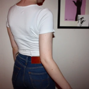  - Helt oanvänd t-shirt/topp från BikBok med mycket stretch! Storlek small. Fin detalj med "snöret" som ska knäppas runt magen 👌🏻

Frakt kostar 30kr
Kan mötas i Vallentuna, Täby C eller Vällingby C :)