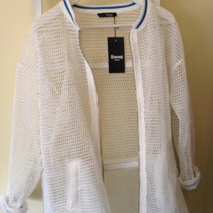  - Super snygg Nät bomber, Säljs pga den inte kommer till användning. Det står strlk L men passar en S-L beroende på hur oversize man vill ha den. Lapparna kvar så helt oanvänd.