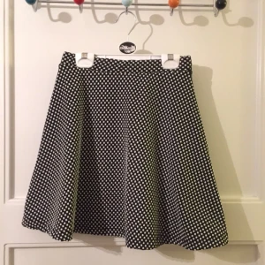  - Prickig kjol med hög midja. Köpt på Topshop och inte använd särskilt många gånger. I perfekt skick!