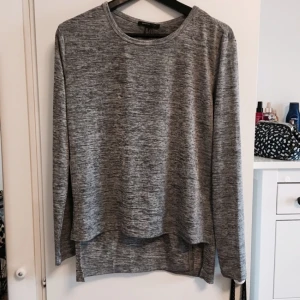  - ✨ Silvrig topp från MANGO, speciell i ryggen ✨