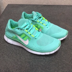  - Turkosa Nike sneakers, näst intill nyskick 