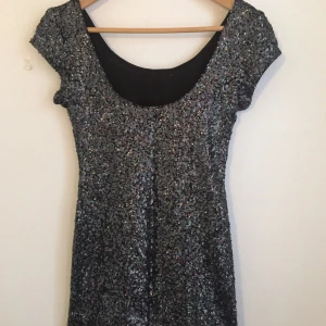  - Glittrade mini klänning ( tunika ) storlek S från HM 