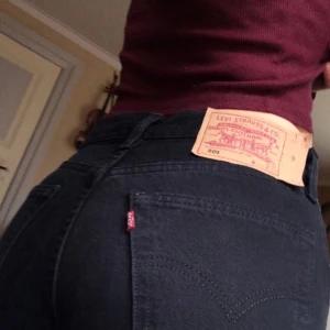  - 🔥501:or från Levi's, pangsnygga på!🔥    • Storlek: Märkta W28/L30, passar dock W26  • Märke: LEVI'S  • Material: 100% bomull  • Skick: Använda två gånger, superfint skick • Övrigt: Inga skavanker alls   • Frakt: 53kr spårbart