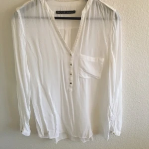  - Blus från Zara.