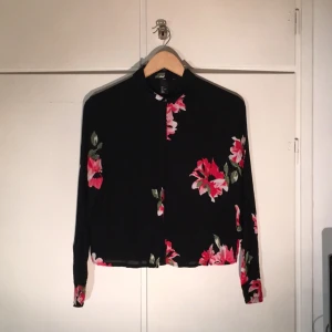  - Svart/blommig blus från H&M, använd ett fåtal gånger.