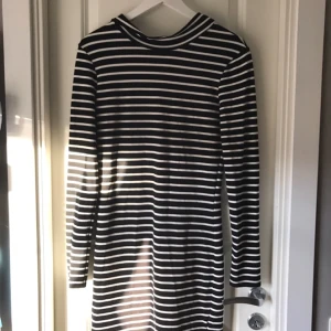  - Randig klänning med polokrage och dragkedja i nacken.