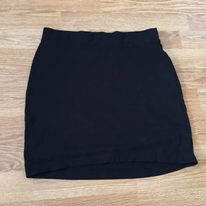  - Helt vanlig svart pennkjol från H&M, skitbra grej att ha hemma!  Använd vid två tillfällen!  Köparen står för frakten! 💃🏻