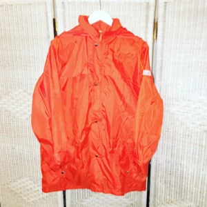  - Vind/regnjacka ORANGE style 🔥🔥🔥 stora fickor, knappar och dragkedja 😽 Luvan är reglerbar och går att vika in som en krage också vad man nu föredrar 😻jag föredrar swish!!!

FRI FRAKT 💌