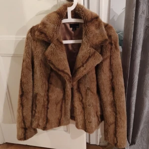  - Superhärlig (fejk) pälsjacka från hm. Storleken är M, men jag är väl S och passar även där, lite oversize. Den är i bra skick men lite smått sliten uppe vid pälsen (+ en liten hake av 3 st som är tappad. Funkar utan) annars helt välbehållen. ✨ Har swish, frakt betalas av köparen.  