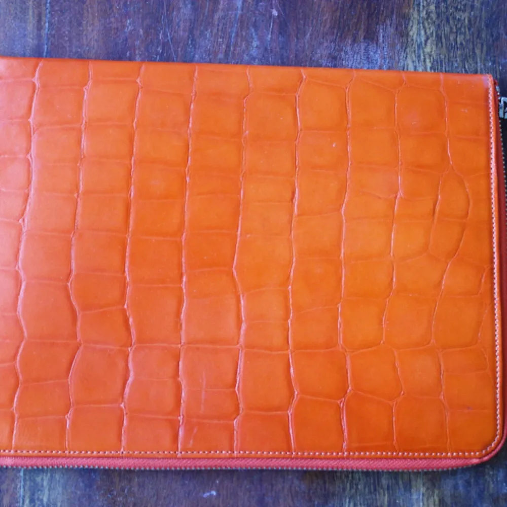 iPad fodral i äkta kläder från wera, oanvänd. 
Klar orange färg.
Mått 21 x 28 cm . Väskor.