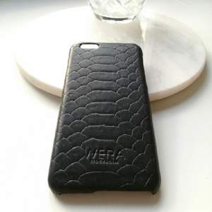 Mobilskal i läder från Wera, passar till Iphone 6, svart.
Frakt ingår.
Gärna betalning via Swish.