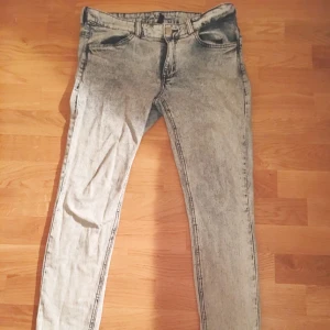  - Blå-spräckliga (tror den korrekta termen är acidwashed hehe :) ) byxor i storlek 40, från H&M! Använda bara ett fåtal gånger! 