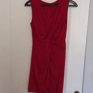 Röd elegant klänning med innerklänning från Stockholm. Nyskick, använd en gång. 