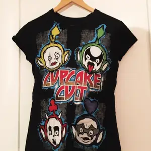 Svart t-shirt från cupcake cult med teletubbies som ser ut som medlemmarna från kiss. Storlek S. Väldigt bra kvalitet.