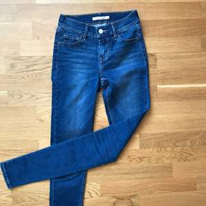 Levis jeans 710 super skinny i strl 25/32, i stretch material. Använda en gång. Frakt: 50kr