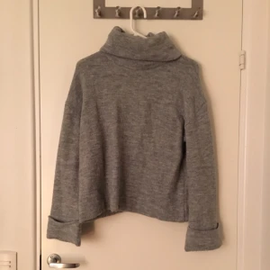  - Supermysig och varm polo från Lindex! Stor i storlek. Frakt tillkommer men kan även mötas upp i Stockholm! :)
